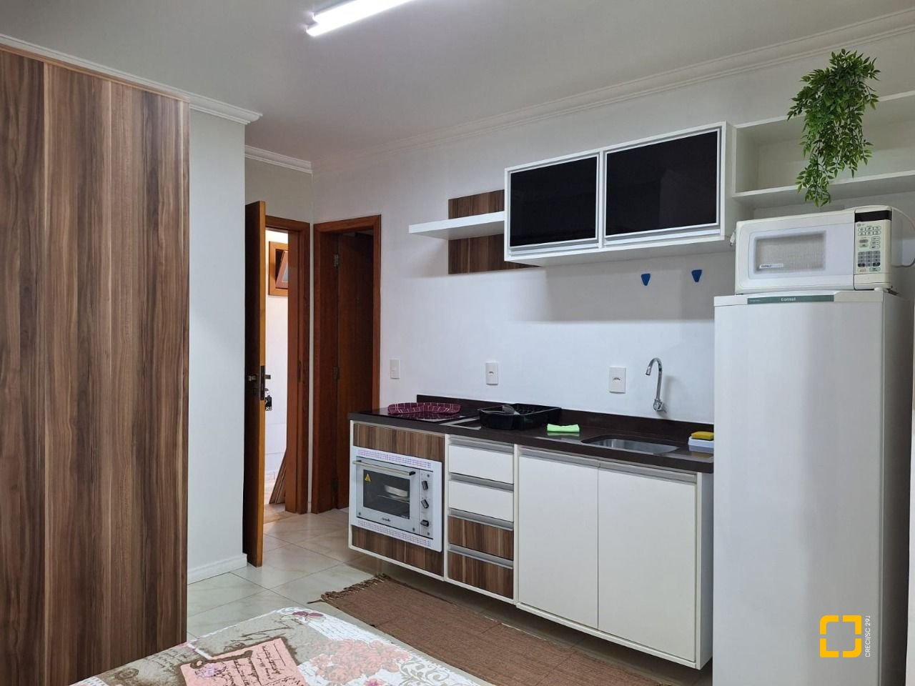 Hotel com 560m², 10 quartos (sendo 2 suítes), 8 garagens, no bairro Canasvieiras em Florianópolis