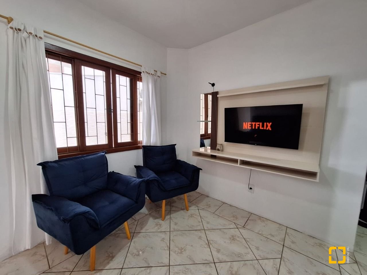Hotel com 560m², 10 quartos (sendo 2 suítes), 8 garagens, no bairro Canasvieiras em Florianópolis