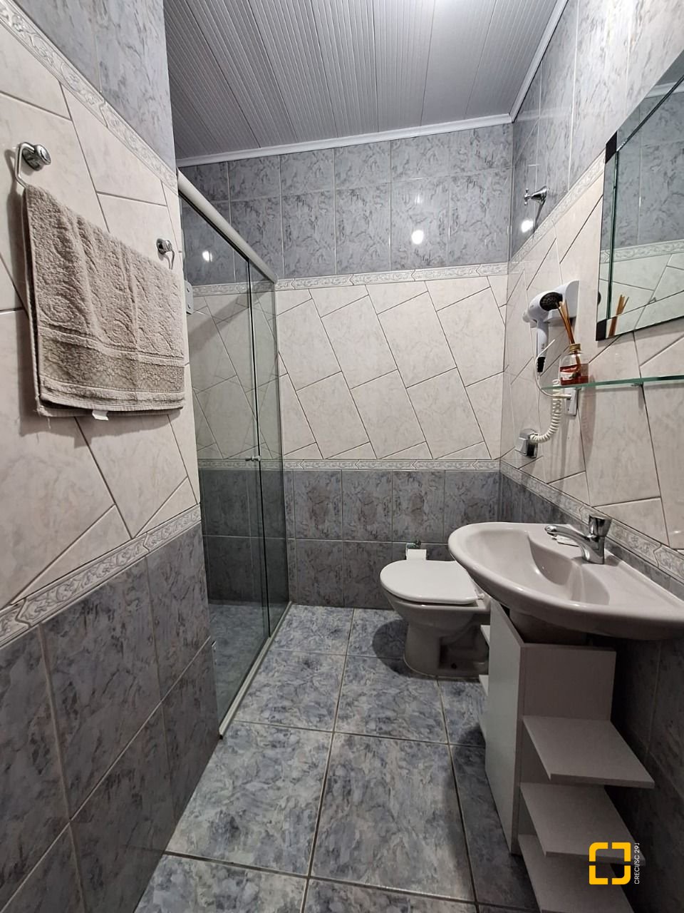 Hotel com 560m², 10 quartos (sendo 2 suítes), 8 garagens, no bairro Canasvieiras em Florianópolis