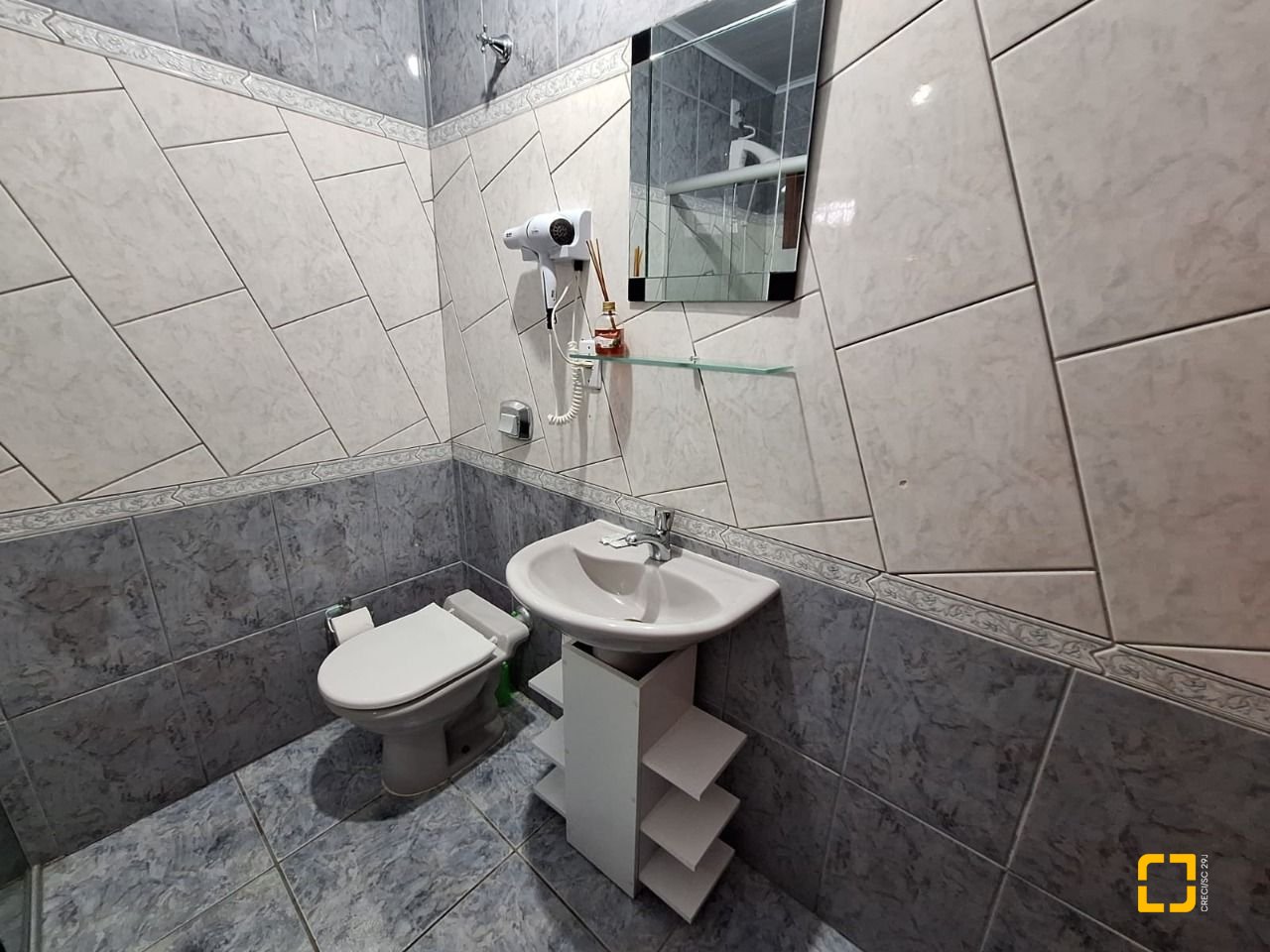 Hotel com 560m², 10 quartos (sendo 2 suítes), 8 garagens, no bairro Canasvieiras em Florianópolis