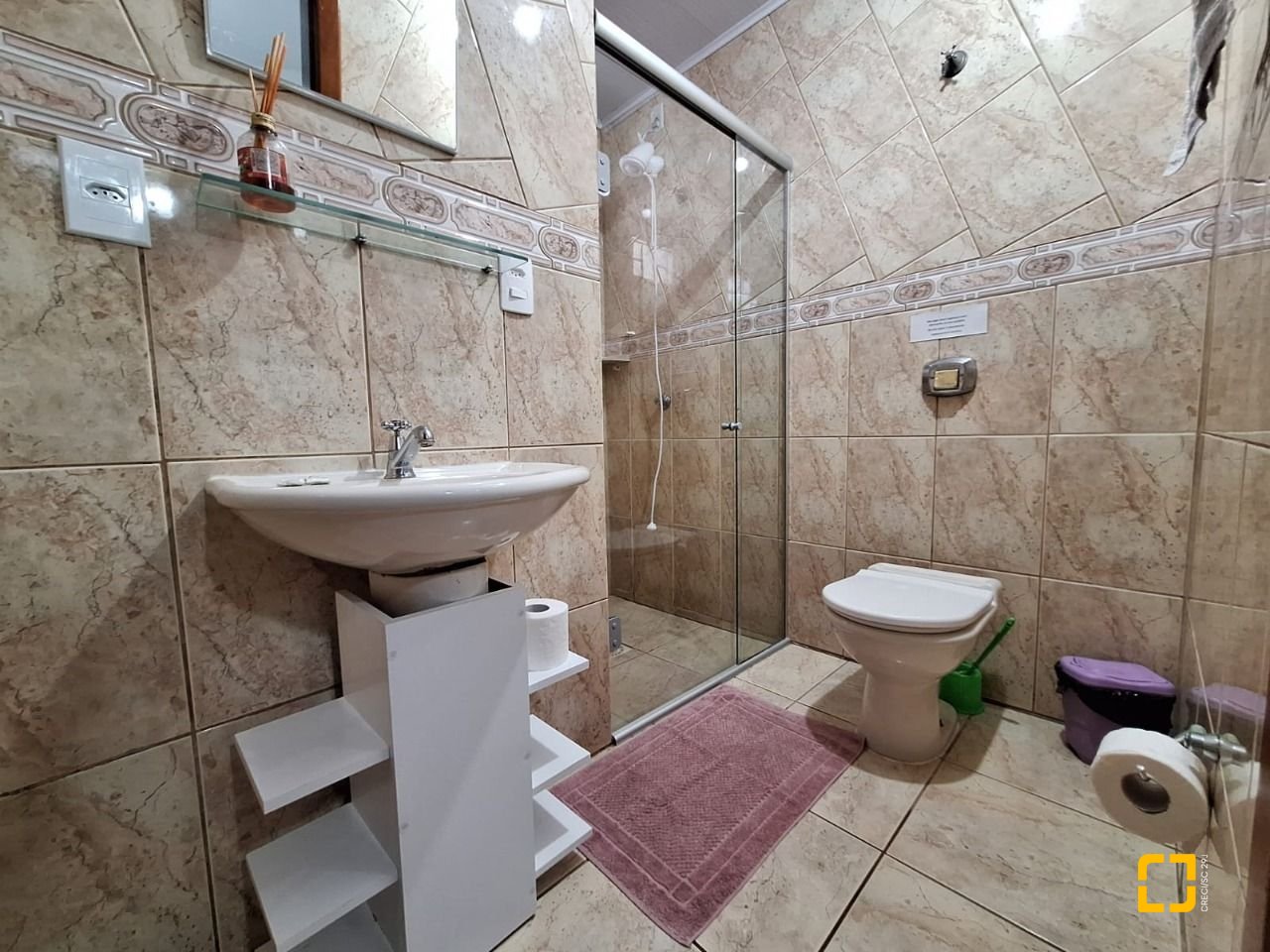 Hotel com 560m², 10 quartos (sendo 2 suítes), 8 garagens, no bairro Canasvieiras em Florianópolis