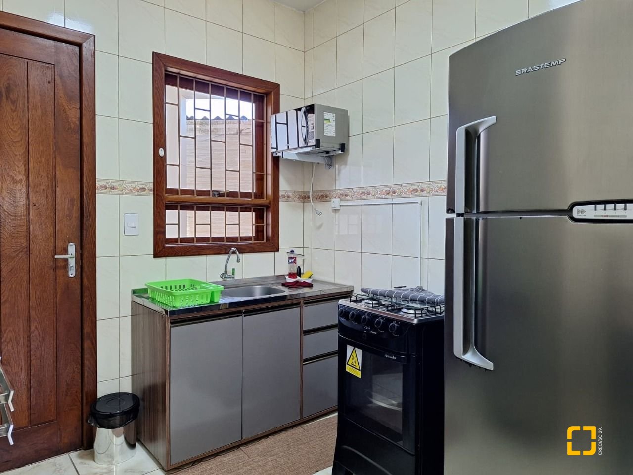 Hotel com 560m², 10 quartos (sendo 2 suítes), 8 garagens, no bairro Canasvieiras em Florianópolis