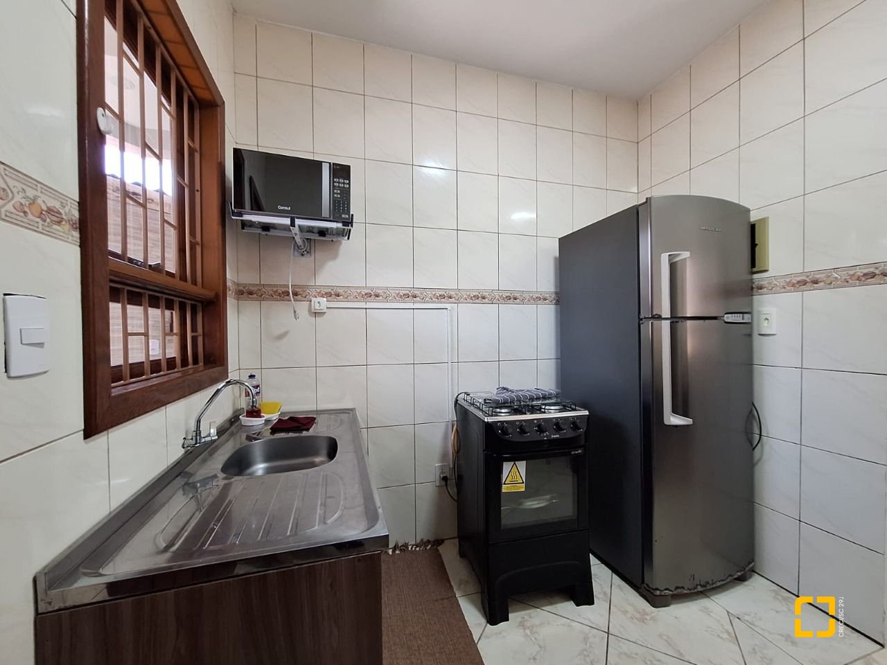 Hotel com 560m², 10 quartos (sendo 2 suítes), 8 garagens, no bairro Canasvieiras em Florianópolis