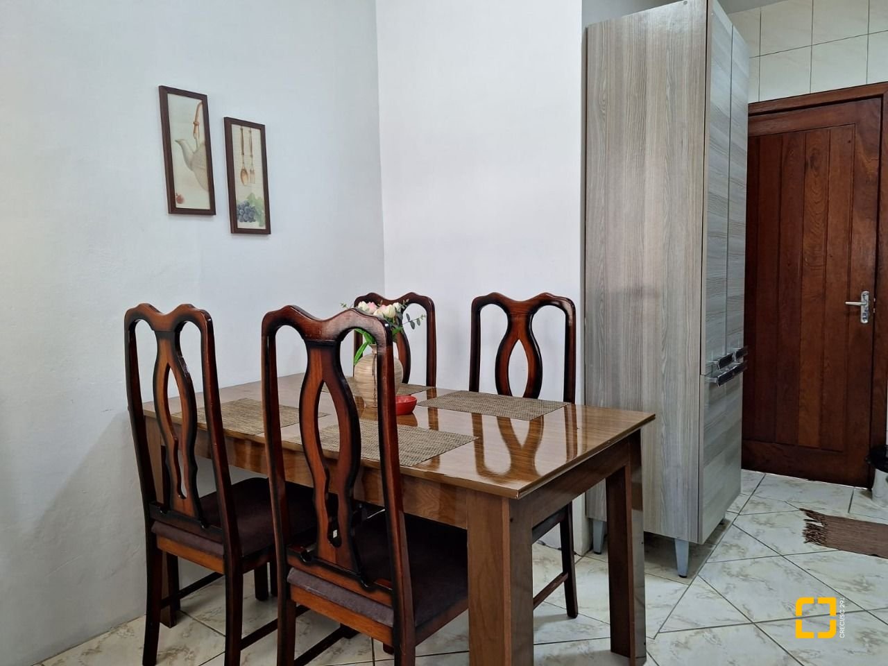 Hotel com 560m², 10 quartos (sendo 2 suítes), 8 garagens, no bairro Canasvieiras em Florianópolis
