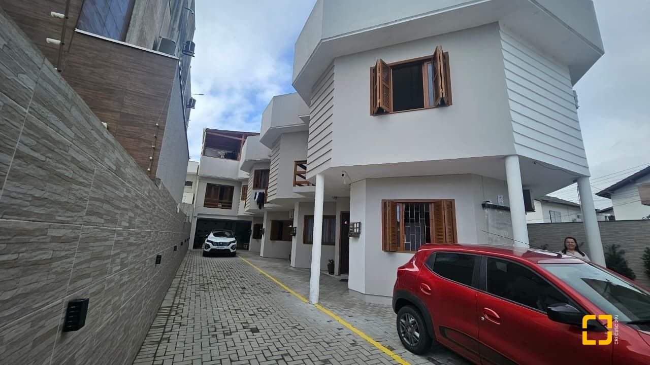 Hotel com 560m², 10 quartos (sendo 2 suítes), 8 garagens, no bairro Canasvieiras em Florianópolis