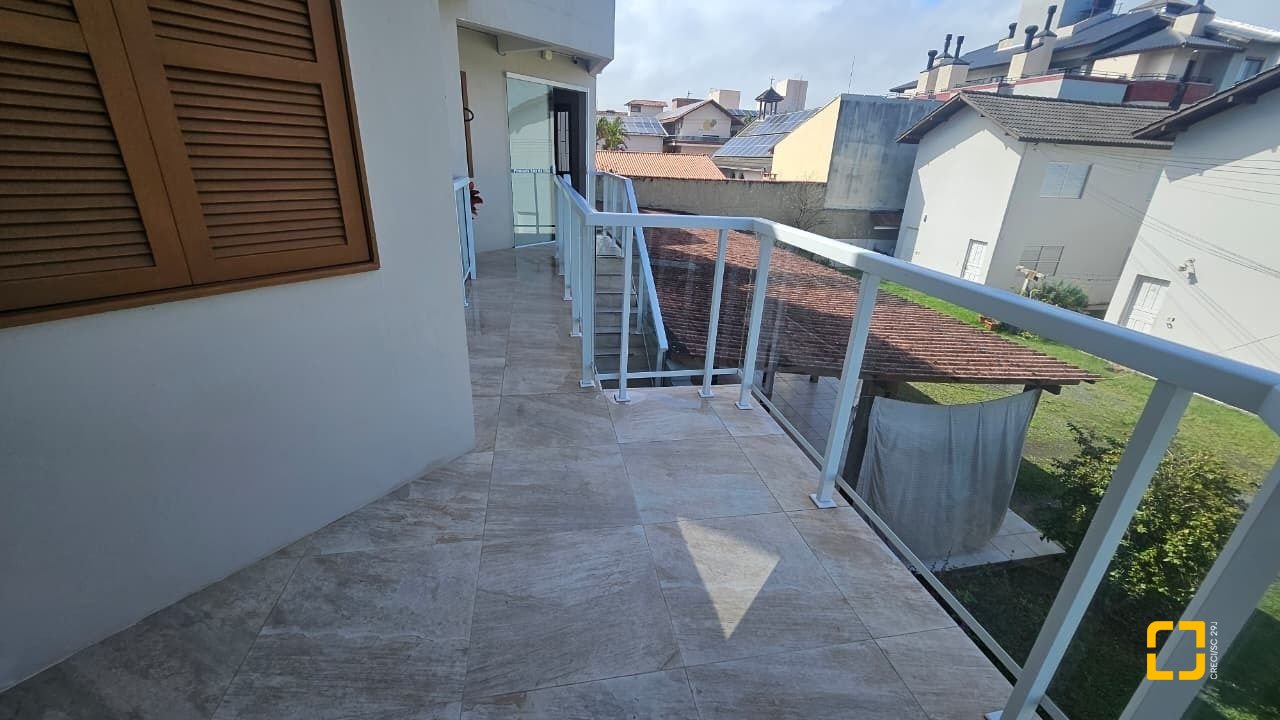 Hotel com 560m², 10 quartos (sendo 2 suítes), 8 garagens, no bairro Canasvieiras em Florianópolis