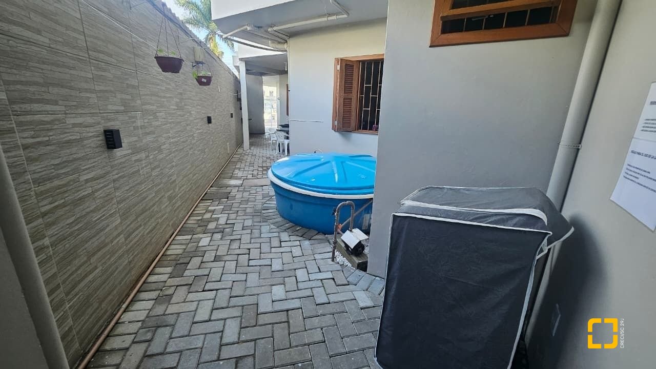 Hotel com 560m², 10 quartos (sendo 2 suítes), 8 garagens, no bairro Canasvieiras em Florianópolis