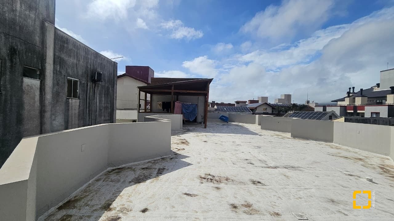 Hotel com 560m², 10 quartos (sendo 2 suítes), 8 garagens, no bairro Canasvieiras em Florianópolis