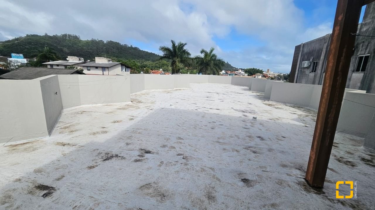 Hotel com 560m², 10 quartos (sendo 2 suítes), 8 garagens, no bairro Canasvieiras em Florianópolis