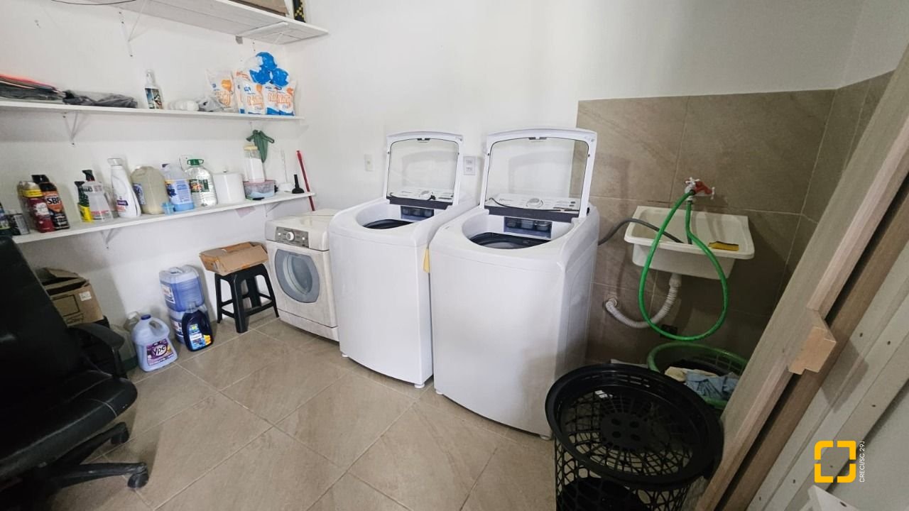 Hotel com 560m², 10 quartos (sendo 2 suítes), 8 garagens, no bairro Canasvieiras em Florianópolis