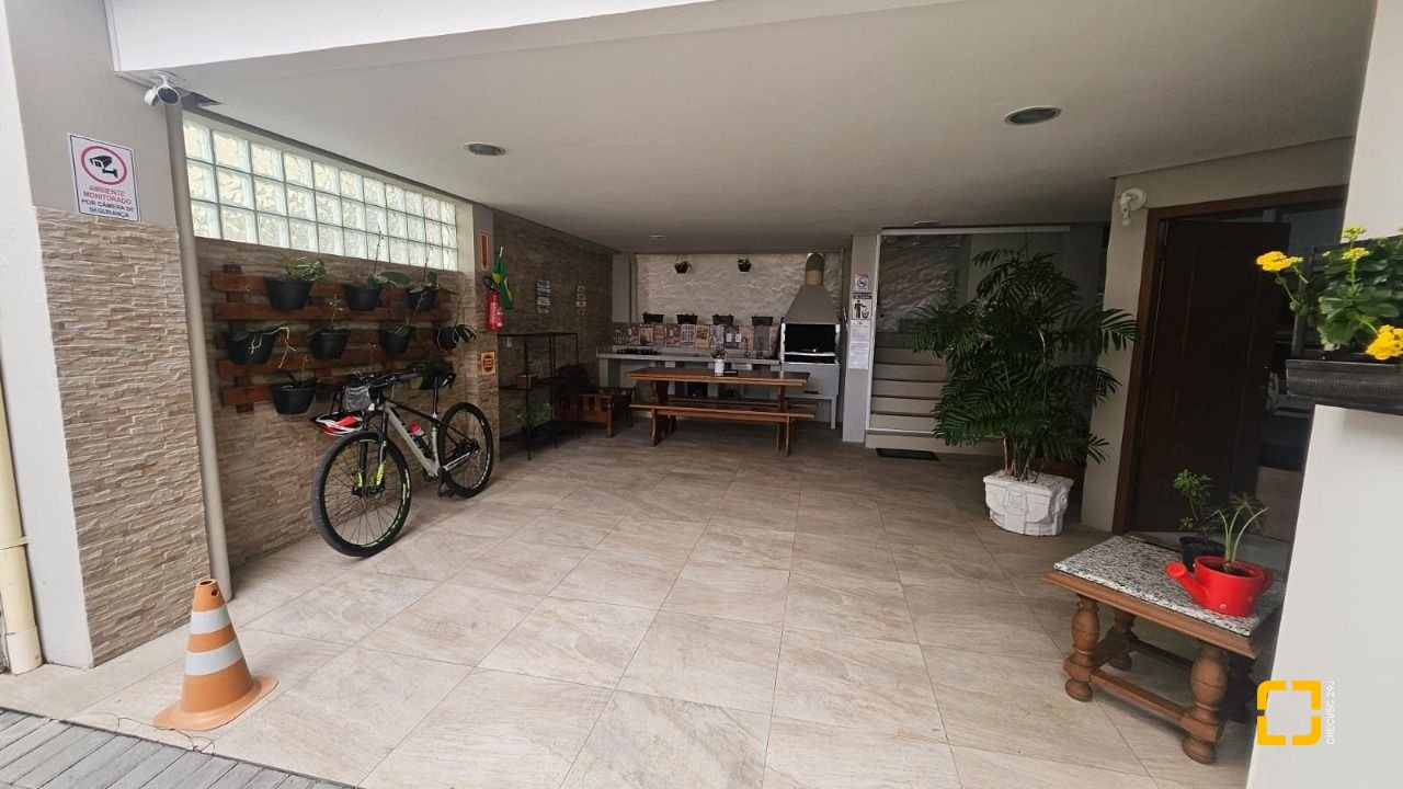 Hotel com 560m², 10 quartos (sendo 2 suítes), 8 garagens, no bairro Canasvieiras em Florianópolis