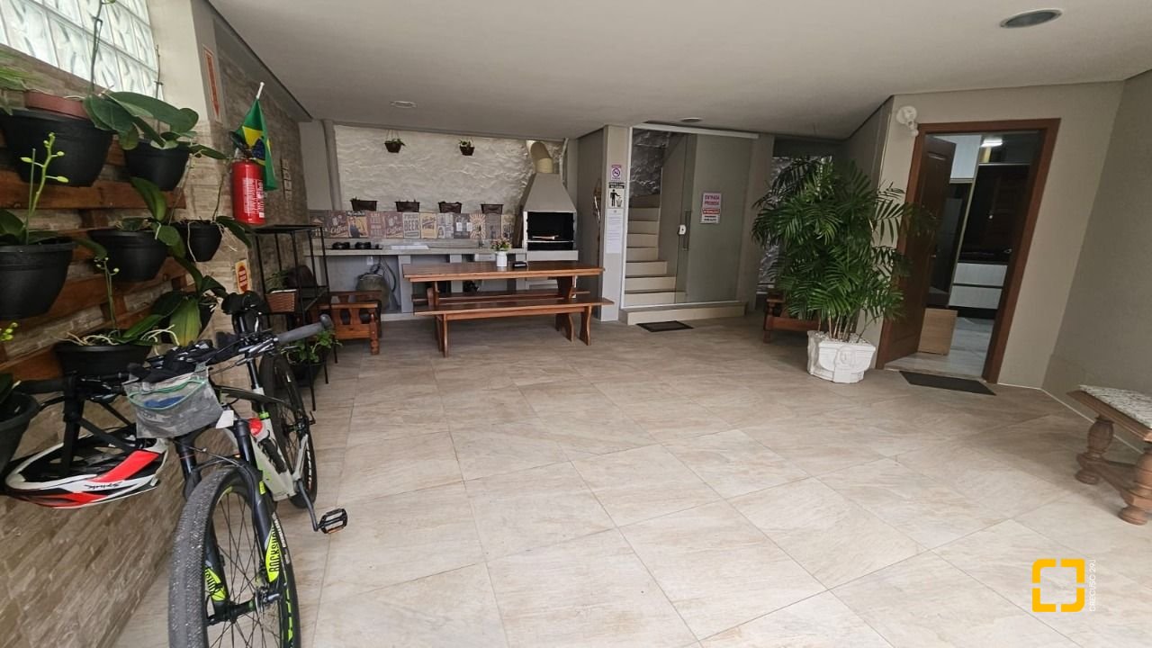 Hotel com 560m², 10 quartos (sendo 2 suítes), 8 garagens, no bairro Canasvieiras em Florianópolis