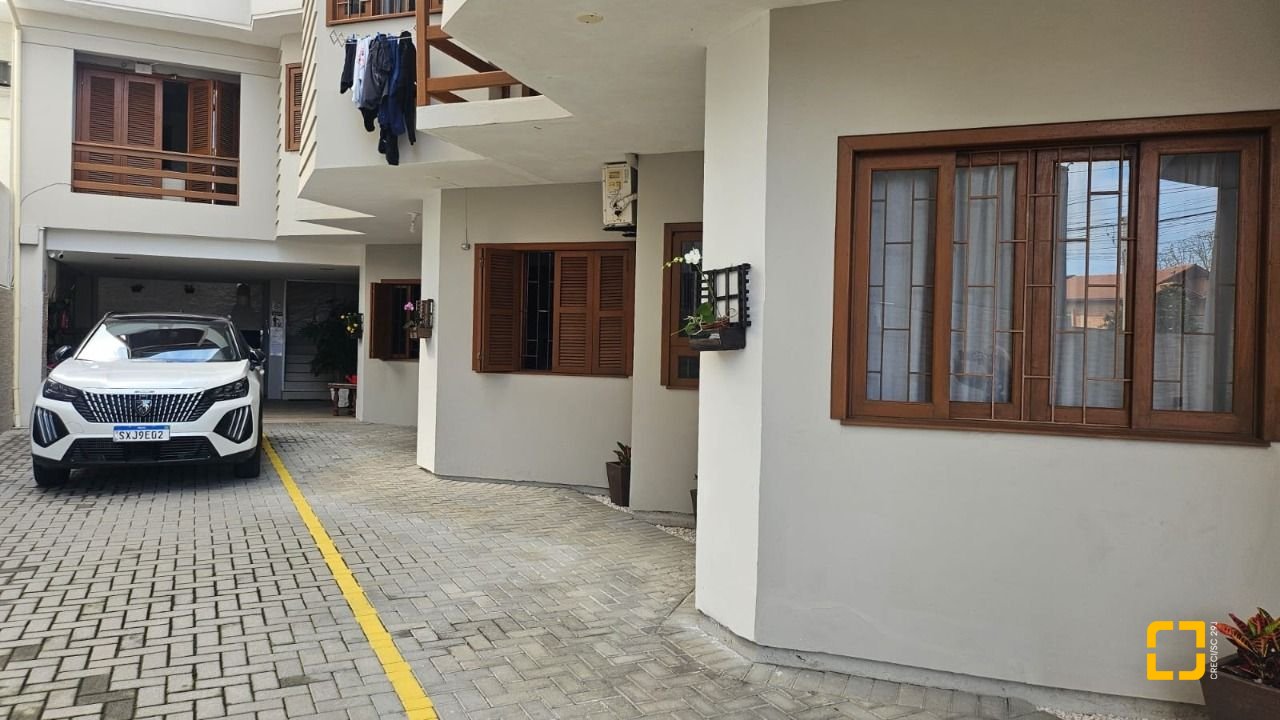 Hotel com 560m², 10 quartos (sendo 2 suítes), 8 garagens, no bairro Canasvieiras em Florianópolis