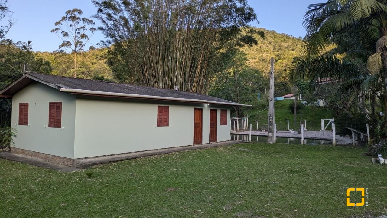 Sítio com 250m², 5 quartos (sendo 1 suíte), 4 garagens, no bairro Cova Triste em Garopaba