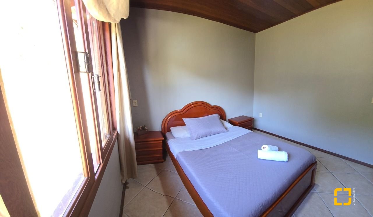 Sítio com 250m², 5 quartos (sendo 1 suíte), 4 garagens, no bairro Cova Triste em Garopaba