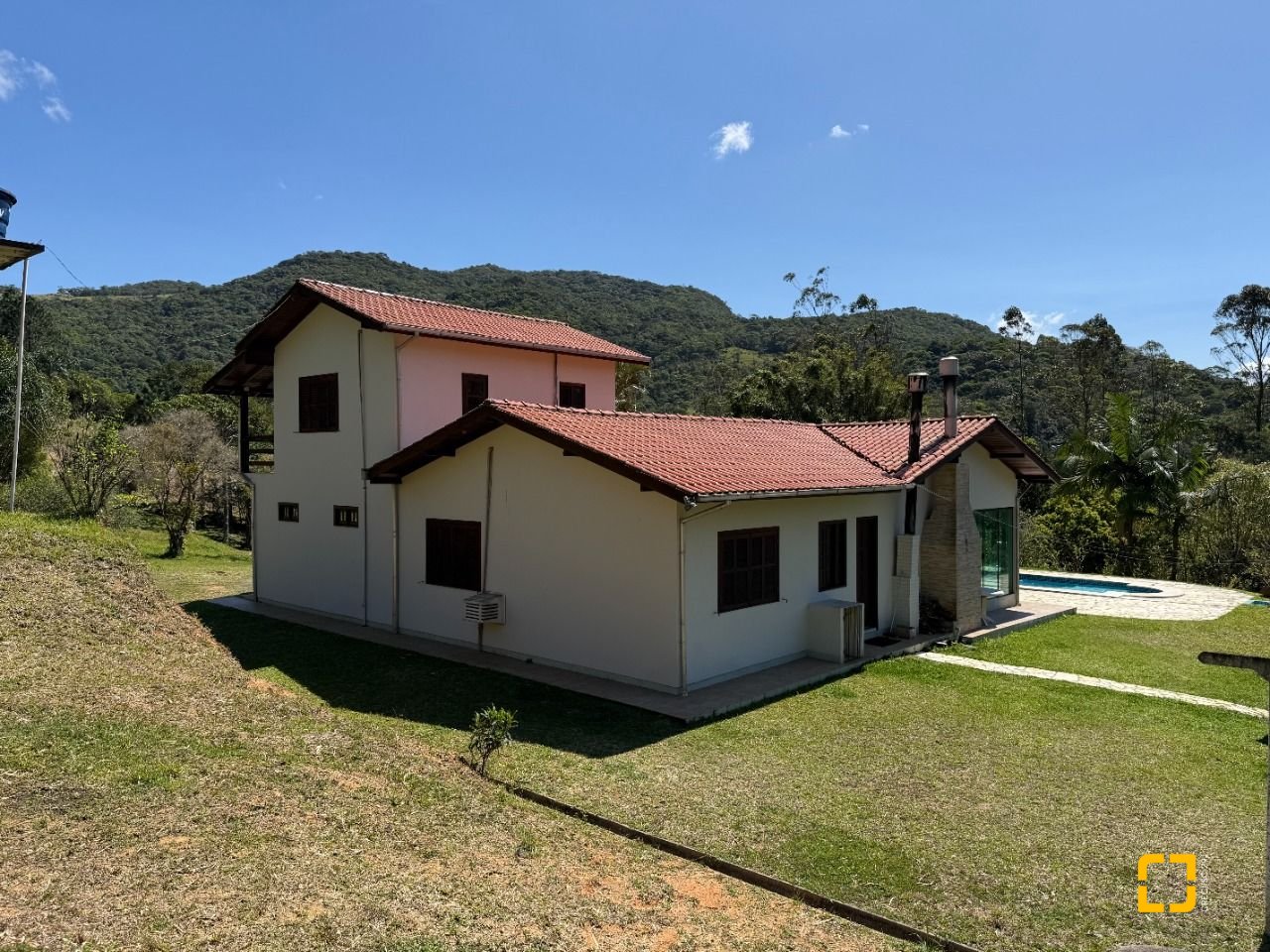 Sítio com 250m², 5 quartos (sendo 1 suíte), 4 garagens, no bairro Cova Triste em Garopaba