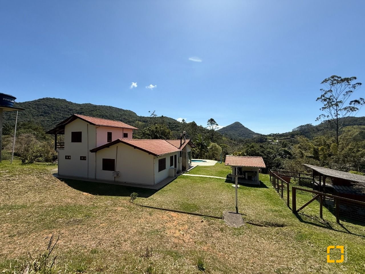 Sítio com 250m², 5 quartos (sendo 1 suíte), 4 garagens, no bairro Cova Triste em Garopaba