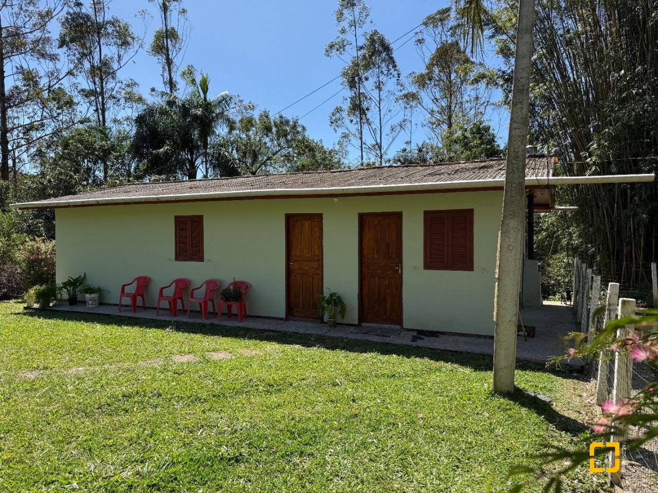Sítio com 250m², 5 quartos (sendo 1 suíte), 4 garagens, no bairro Cova Triste em Garopaba