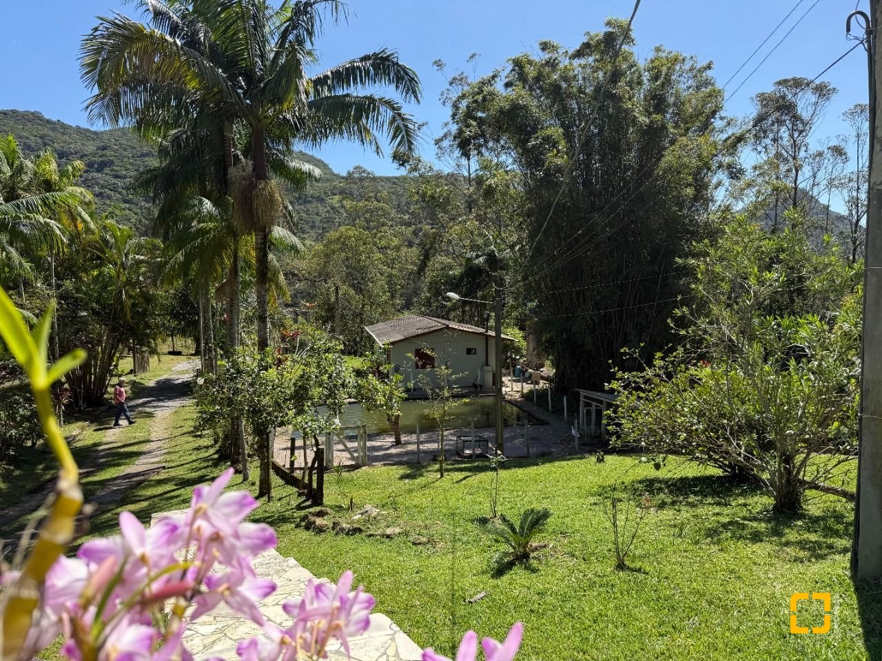 Sítio com 250m², 5 quartos (sendo 1 suíte), 4 garagens, no bairro Cova Triste em Garopaba
