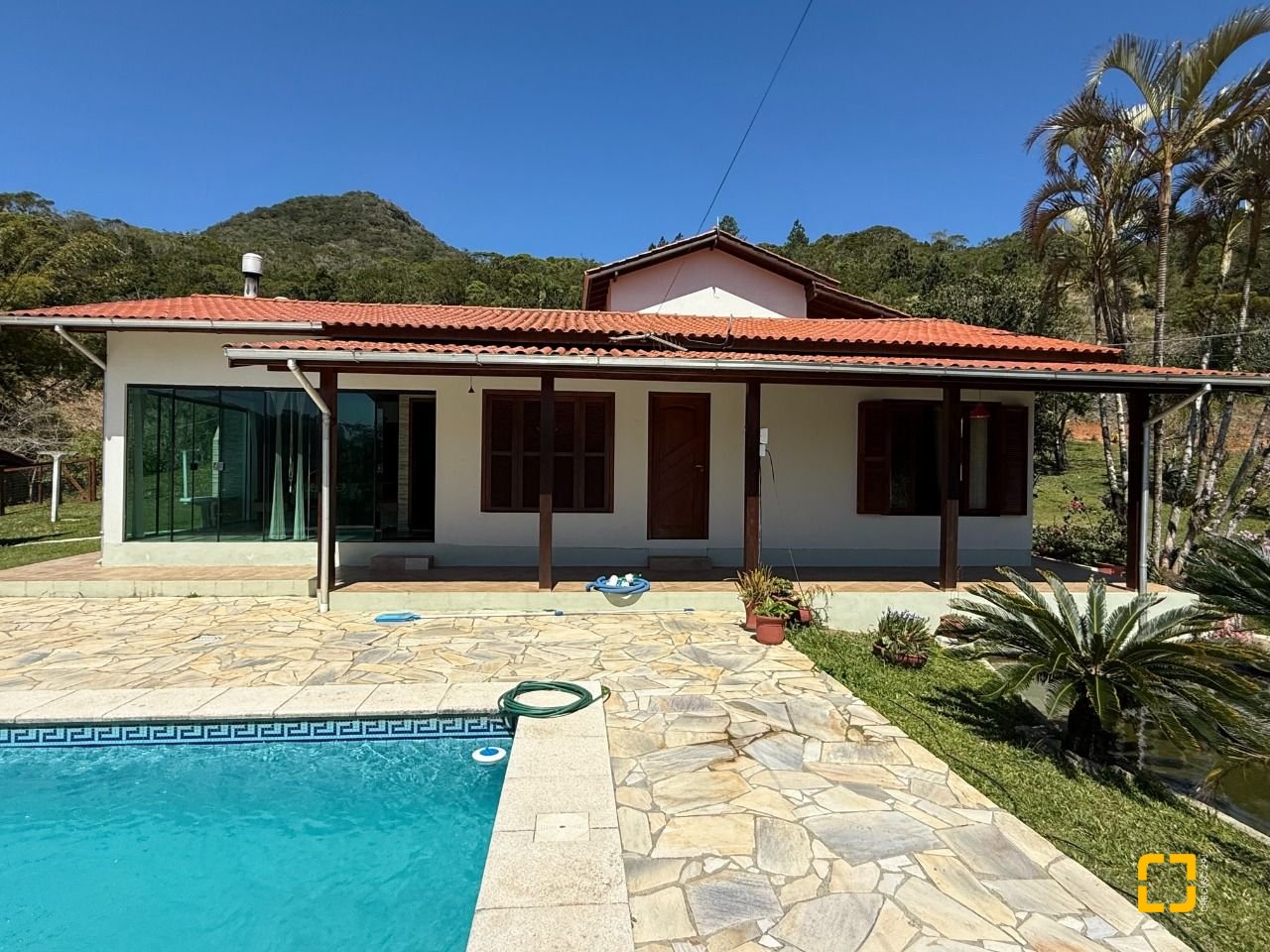 Sítio com 250m², 5 quartos (sendo 1 suíte), 4 garagens, no bairro Cova Triste em Garopaba