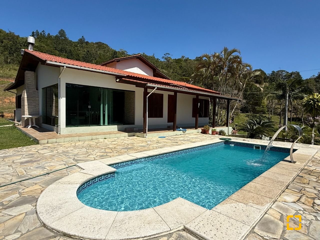 Sítio com 250m², 5 quartos (sendo 1 suíte), 4 garagens, no bairro Cova Triste em Garopaba