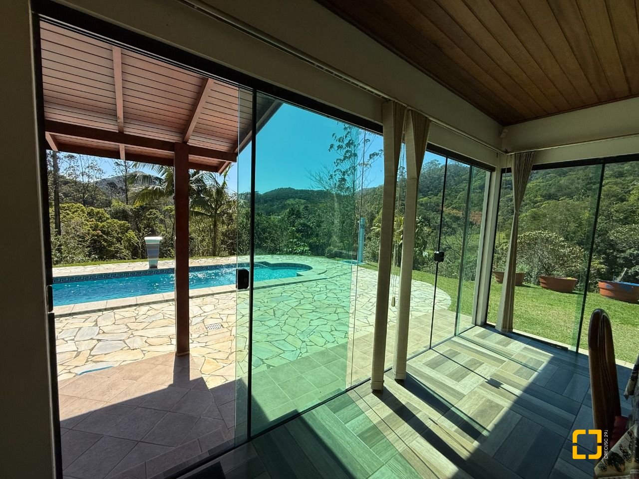 Sítio com 250m², 5 quartos (sendo 1 suíte), 4 garagens, no bairro Cova Triste em Garopaba