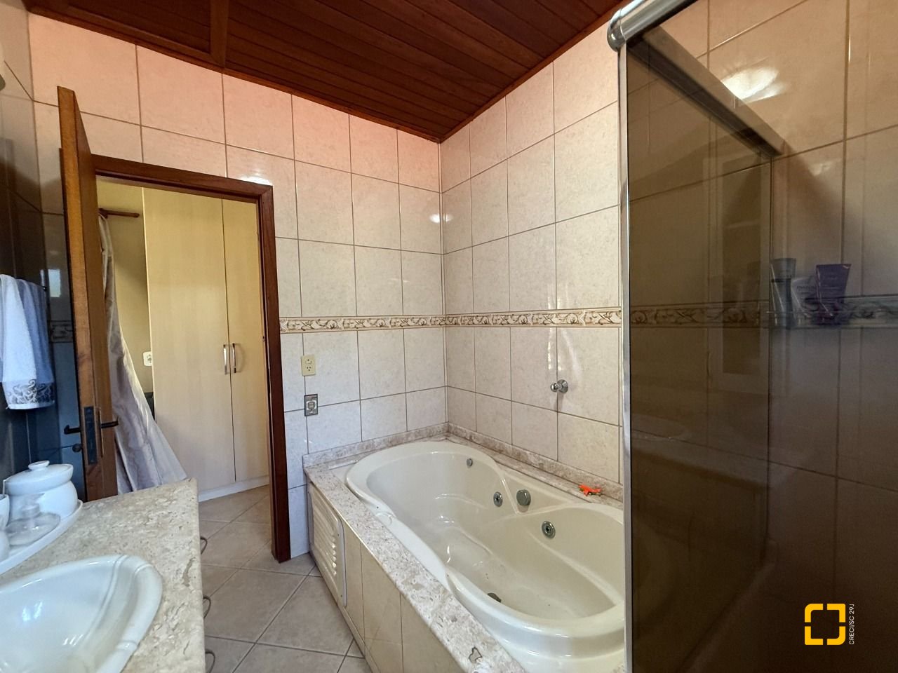 Sítio com 250m², 5 quartos (sendo 1 suíte), 4 garagens, no bairro Cova Triste em Garopaba