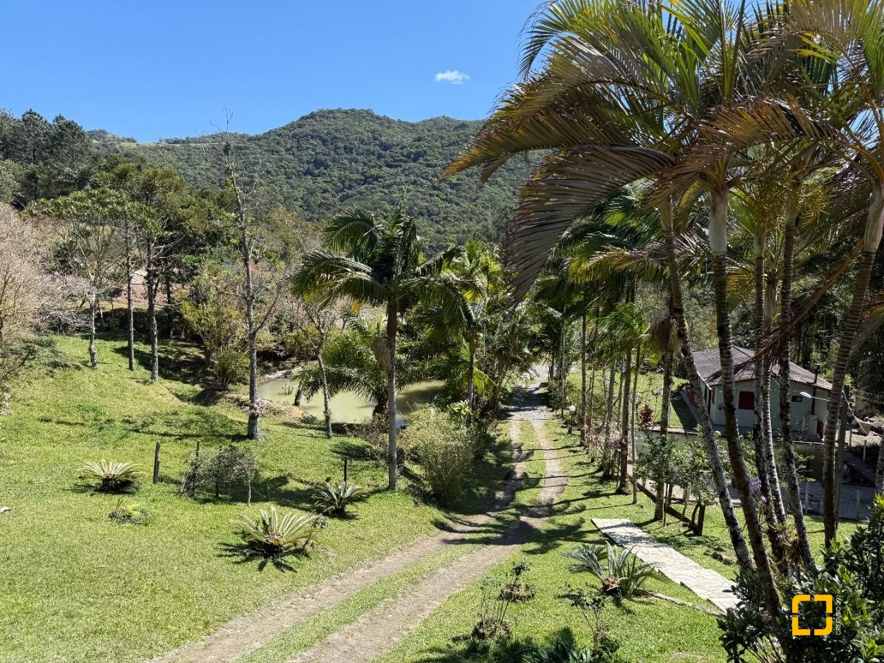 Sítio com 250m², 5 quartos (sendo 1 suíte), 4 garagens, no bairro Cova Triste em Garopaba