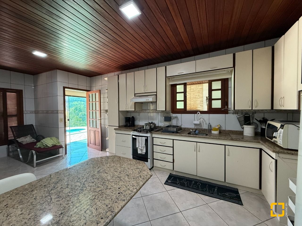 Sítio com 250m², 5 quartos (sendo 1 suíte), 4 garagens, no bairro Cova Triste em Garopaba