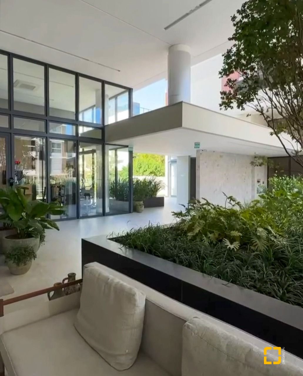 Apartamento com 216m², 6 quartos (sendo 3 suítes), 2 garagens, no bairro Jurerê em Florianópolis