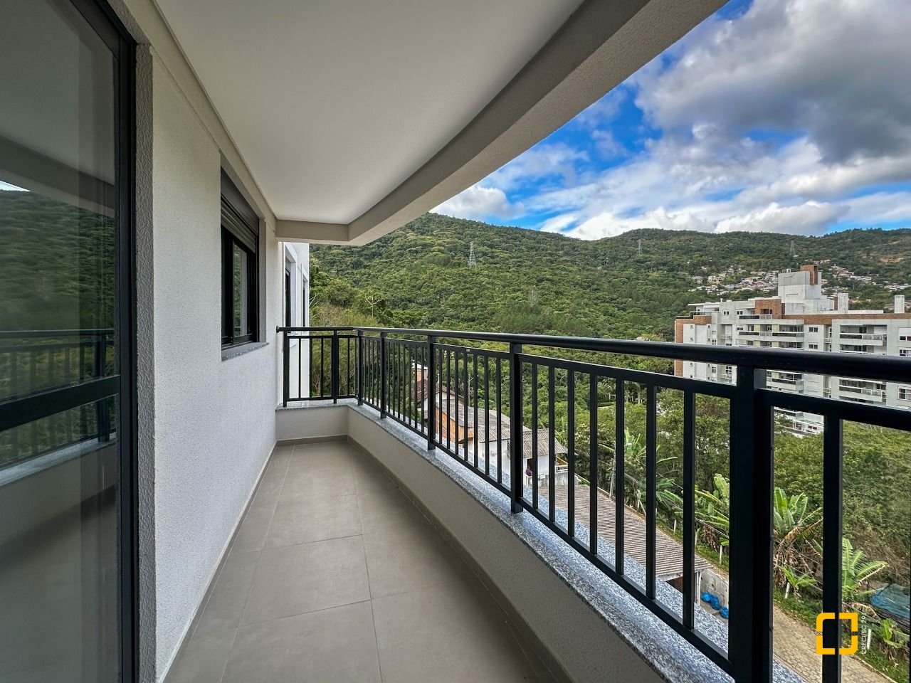 Apartamento com 98m², 4 quartos (sendo 1 suíte), 2 garagens, no bairro Saco Grande em Florianópolis