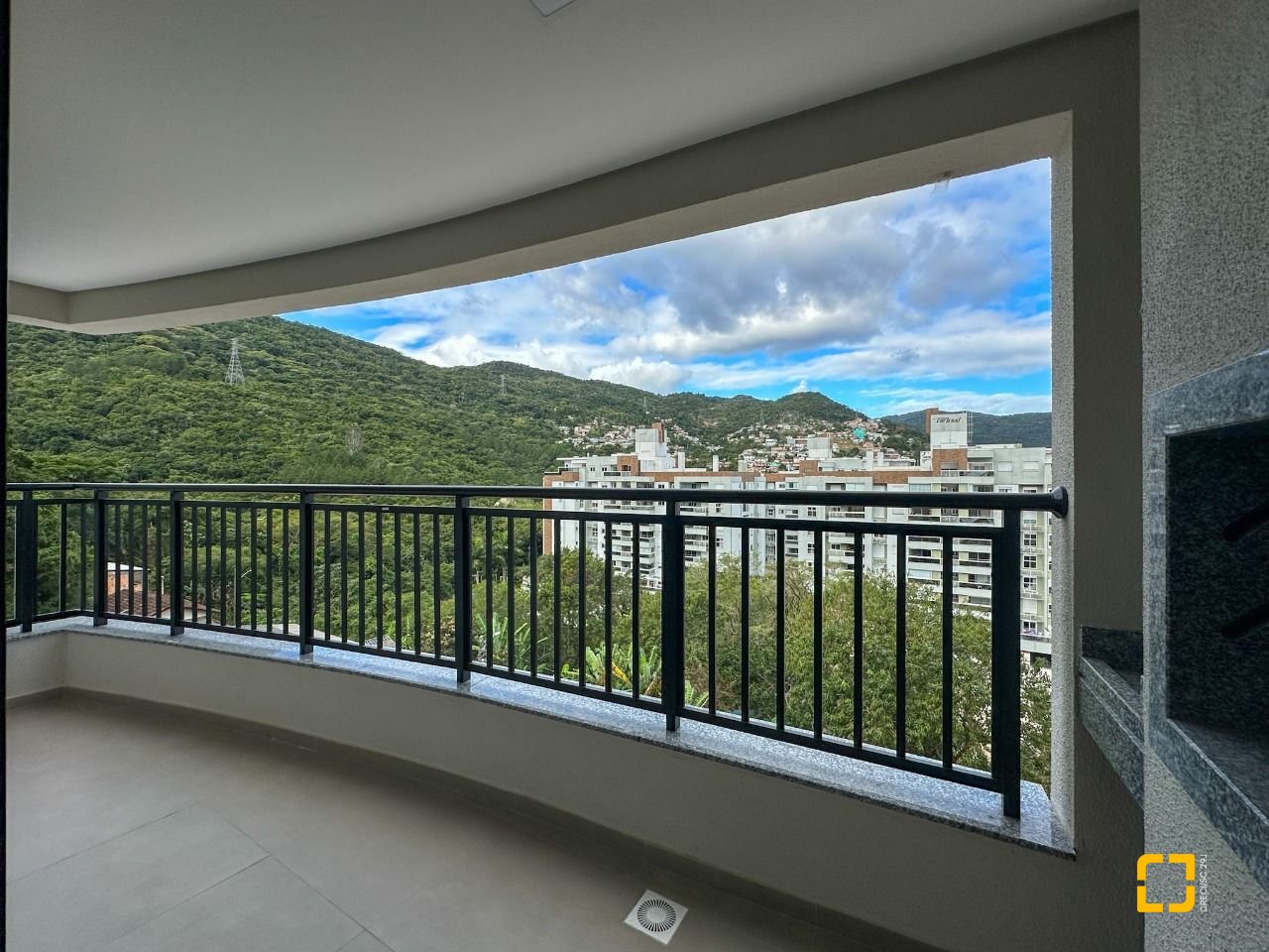 Apartamento com 98m², 4 quartos (sendo 1 suíte), 2 garagens, no bairro Saco Grande em Florianópolis