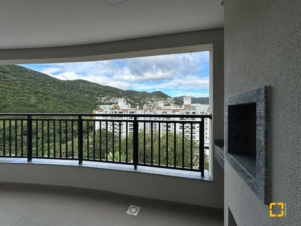 Apartamento com 98m², 4 quartos (sendo 1 suíte), 2 garagens, no bairro Saco Grande em Florianópolis