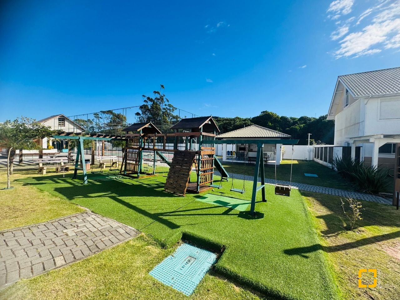 Casa de Condomínio com 95m², 4 quartos (sendo 1 suíte), 2 garagens, no bairro Morro das Pedras em Florianópolis