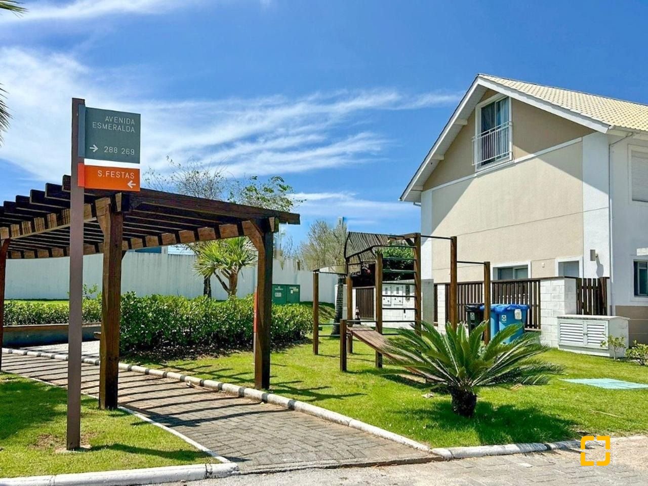Casa de Condomínio com 95m², 4 quartos (sendo 1 suíte), 2 garagens, no bairro Morro das Pedras em Florianópolis