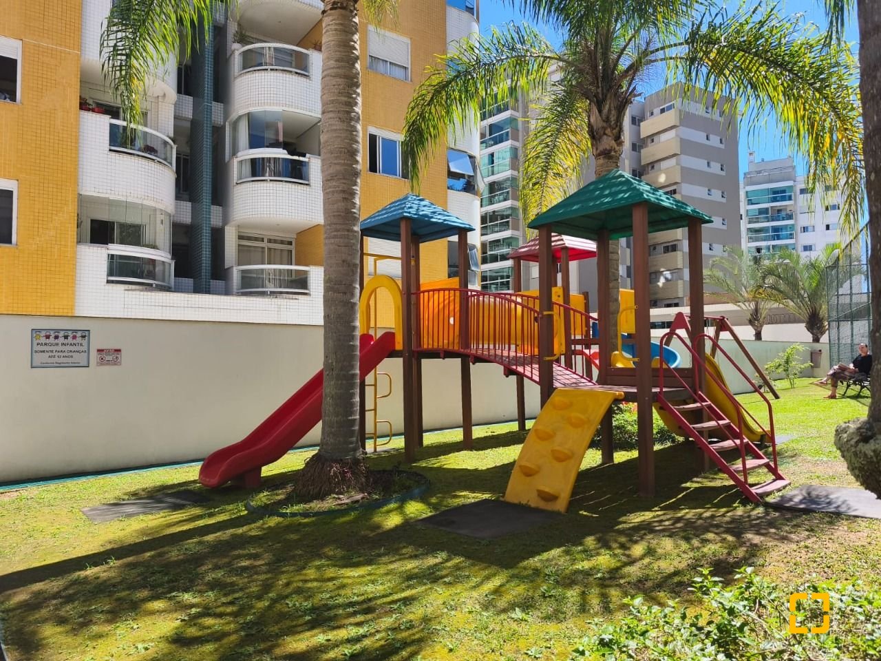 Apartamento com 71m², 3 quartos (sendo 1 suíte), 1 garagem, no bairro Itacorubi em Florianópolis