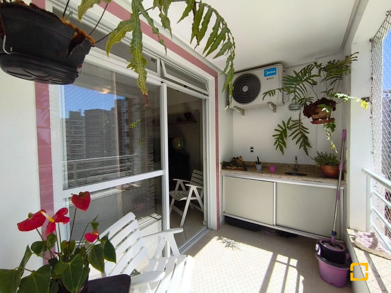 Apartamento com 71m², 3 quartos (sendo 1 suíte), 1 garagem, no bairro Itacorubi em Florianópolis