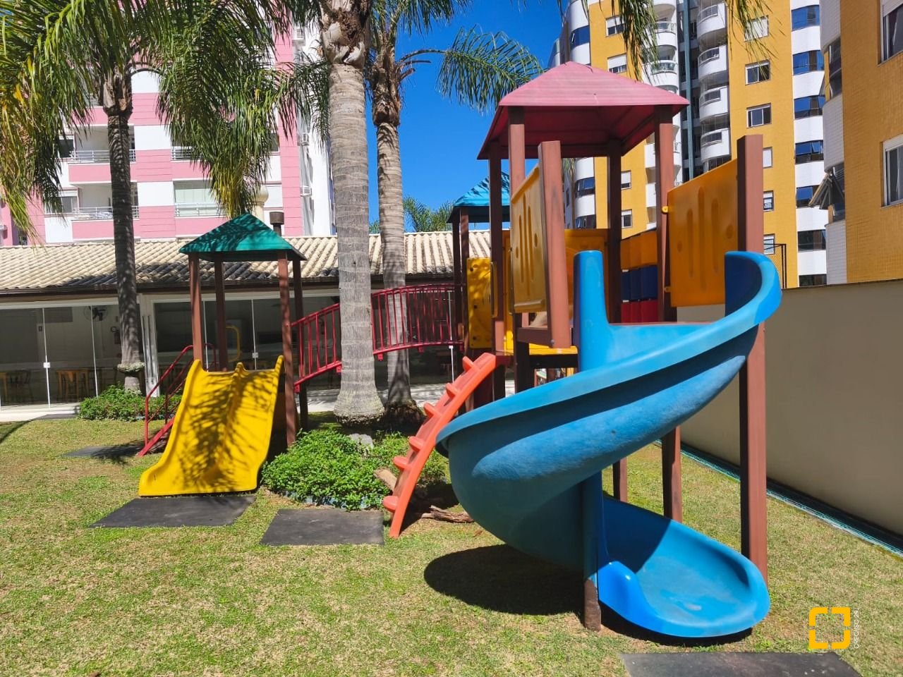 Apartamento com 71m², 3 quartos (sendo 1 suíte), 1 garagem, no bairro Itacorubi em Florianópolis