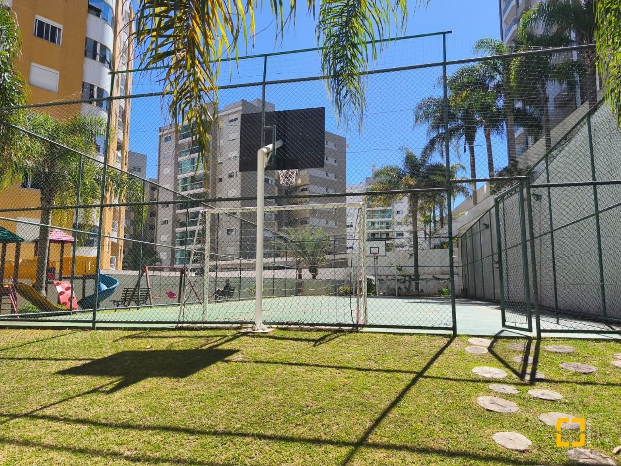 Apartamento com 71m², 3 quartos (sendo 1 suíte), 1 garagem, no bairro Itacorubi em Florianópolis