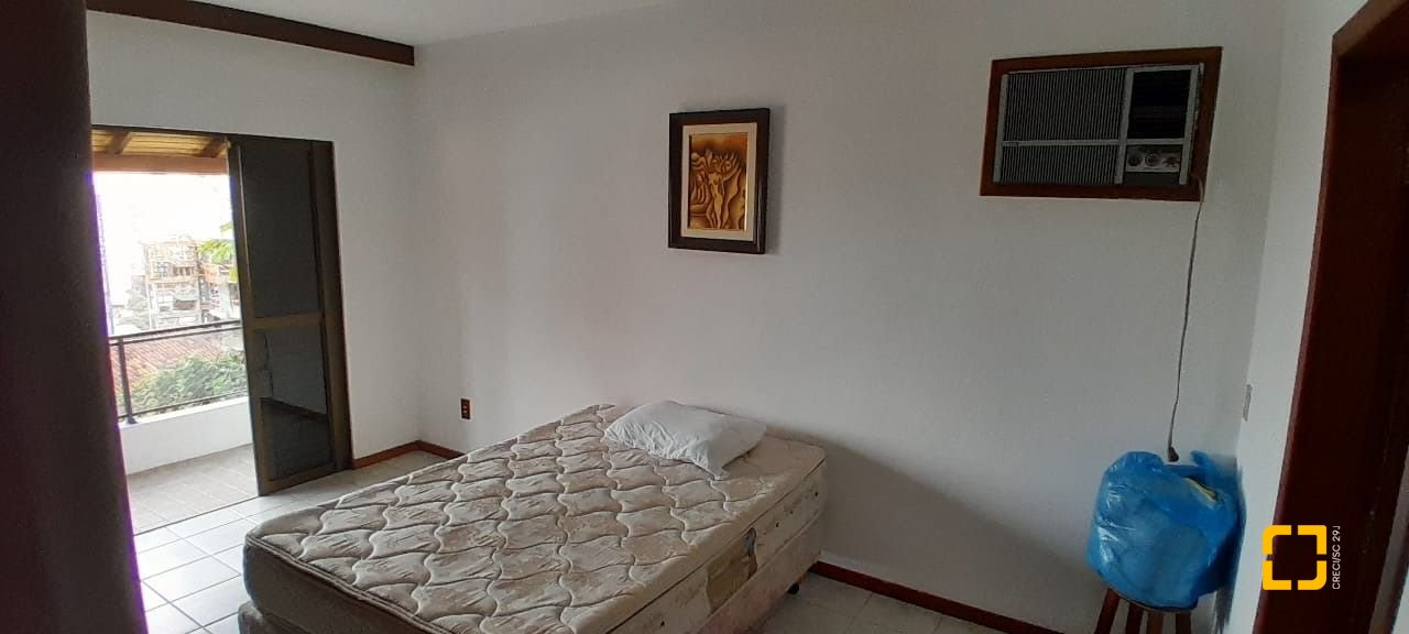 Casa com 264m², 7 quartos (sendo 1 suíte), 4 garagens, no bairro Centro em Florianópolis