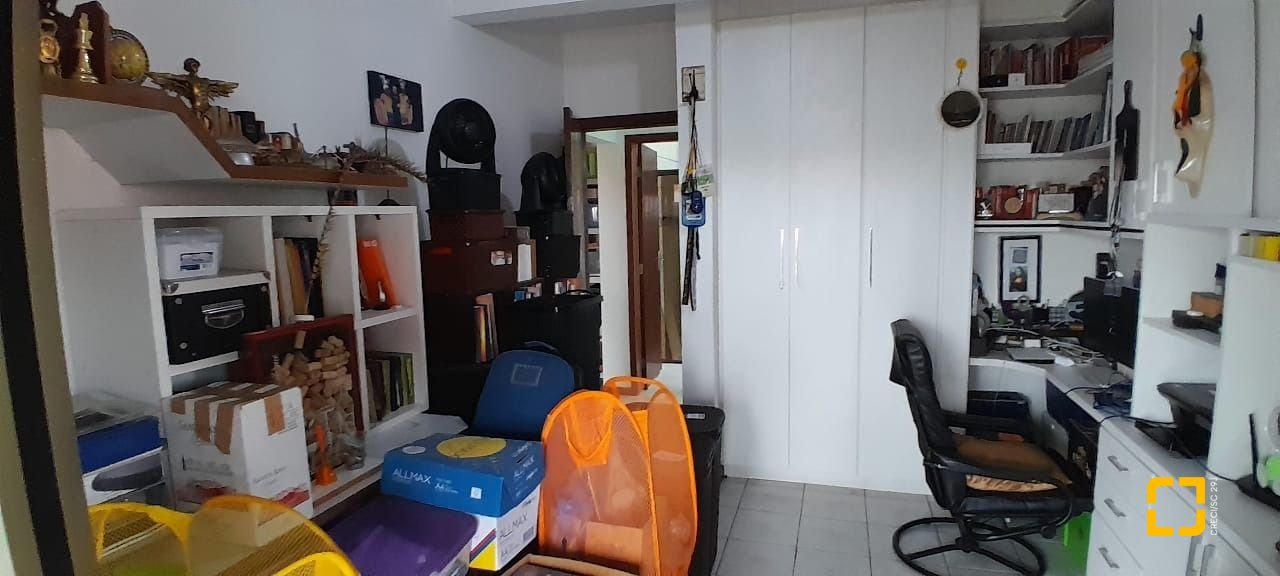 Casa com 264m², 7 quartos (sendo 1 suíte), 4 garagens, no bairro Centro em Florianópolis