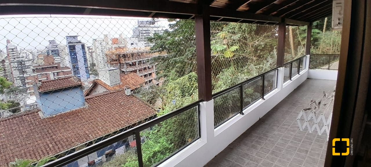 Casa com 264m², 7 quartos (sendo 1 suíte), 4 garagens, no bairro Centro em Florianópolis