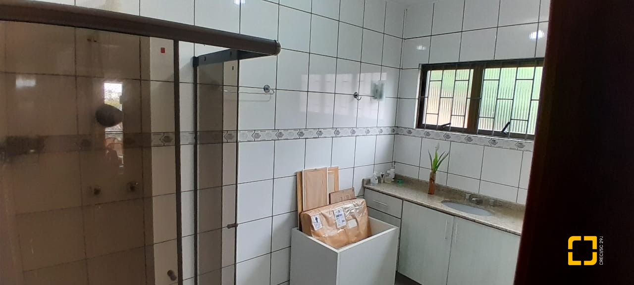 Casa com 264m², 7 quartos (sendo 1 suíte), 4 garagens, no bairro Centro em Florianópolis