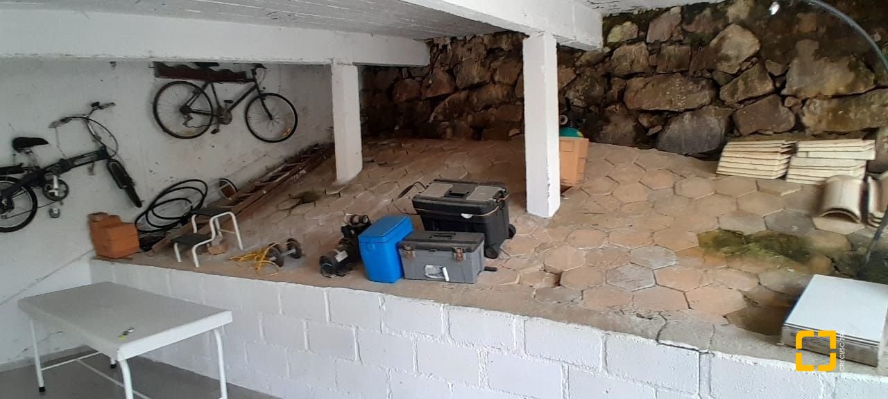 Casa com 264m², 7 quartos (sendo 1 suíte), 4 garagens, no bairro Centro em Florianópolis