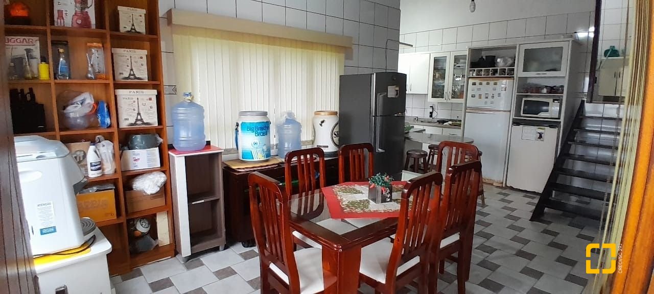 Casa com 264m², 7 quartos (sendo 1 suíte), 4 garagens, no bairro Centro em Florianópolis