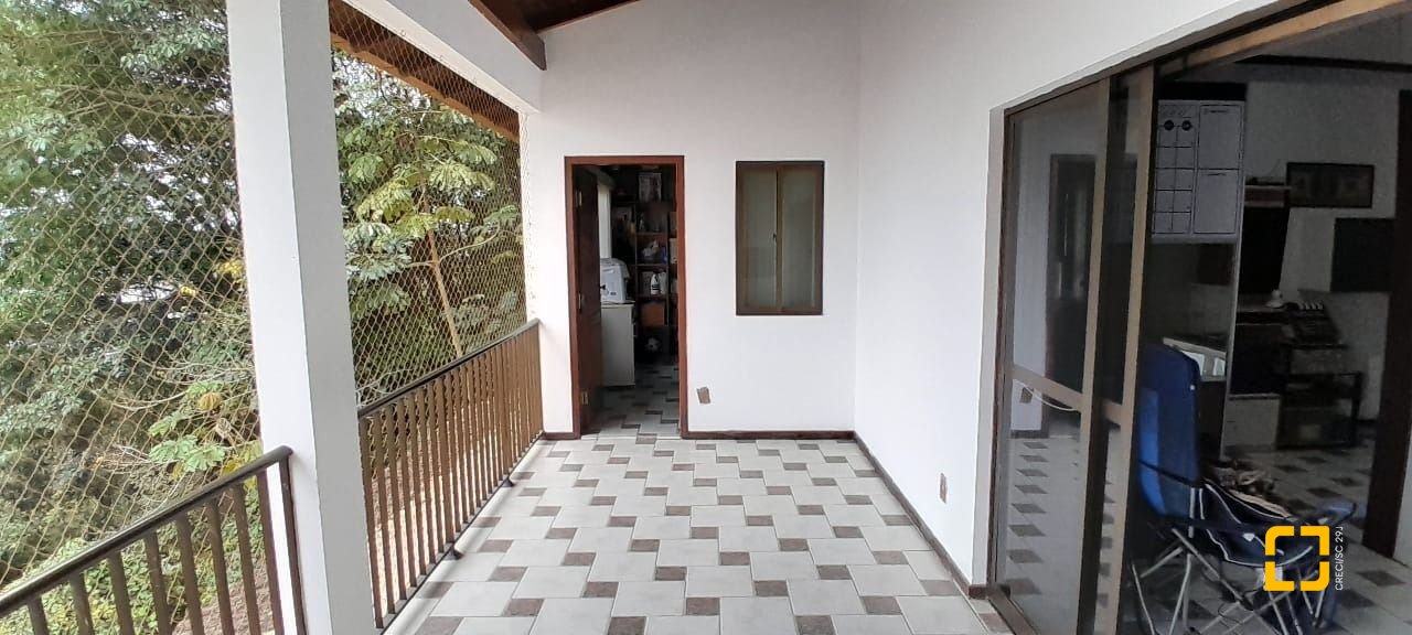Casa com 264m², 7 quartos (sendo 1 suíte), 4 garagens, no bairro Centro em Florianópolis