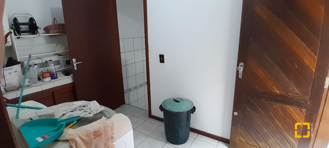 Casa com 264m², 7 quartos (sendo 1 suíte), 4 garagens, no bairro Centro em Florianópolis