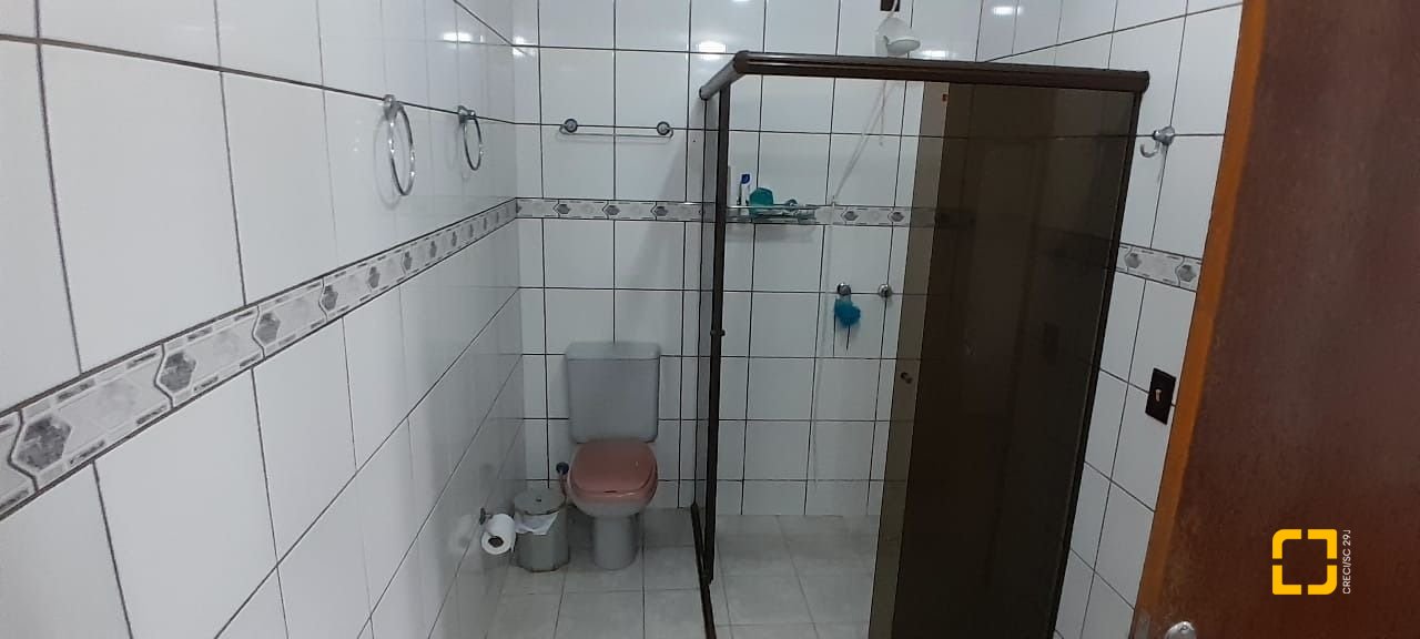 Casa com 264m², 7 quartos (sendo 1 suíte), 4 garagens, no bairro Centro em Florianópolis