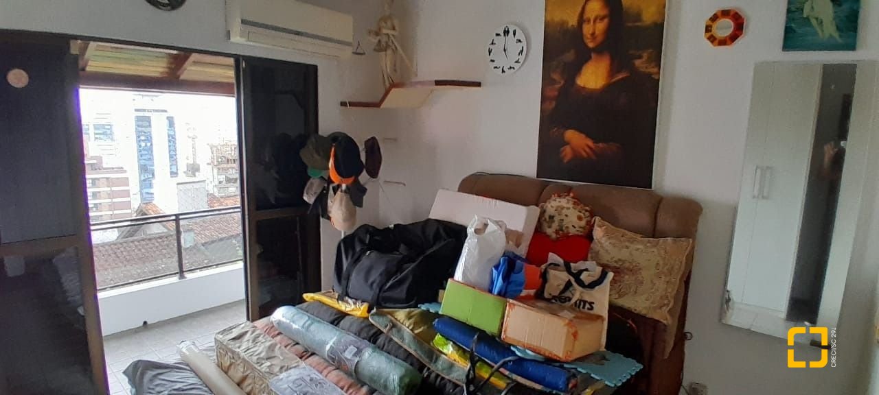 Casa com 264m², 7 quartos (sendo 1 suíte), 4 garagens, no bairro Centro em Florianópolis