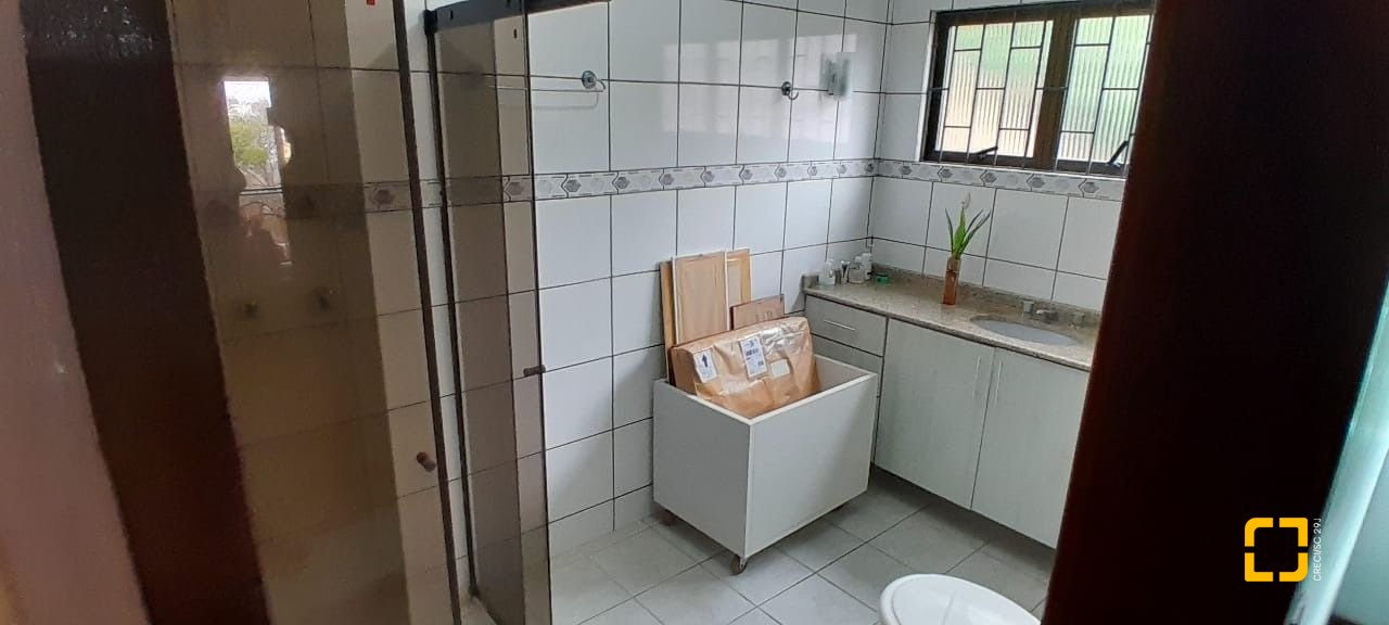 Casa com 264m², 7 quartos (sendo 1 suíte), 4 garagens, no bairro Centro em Florianópolis